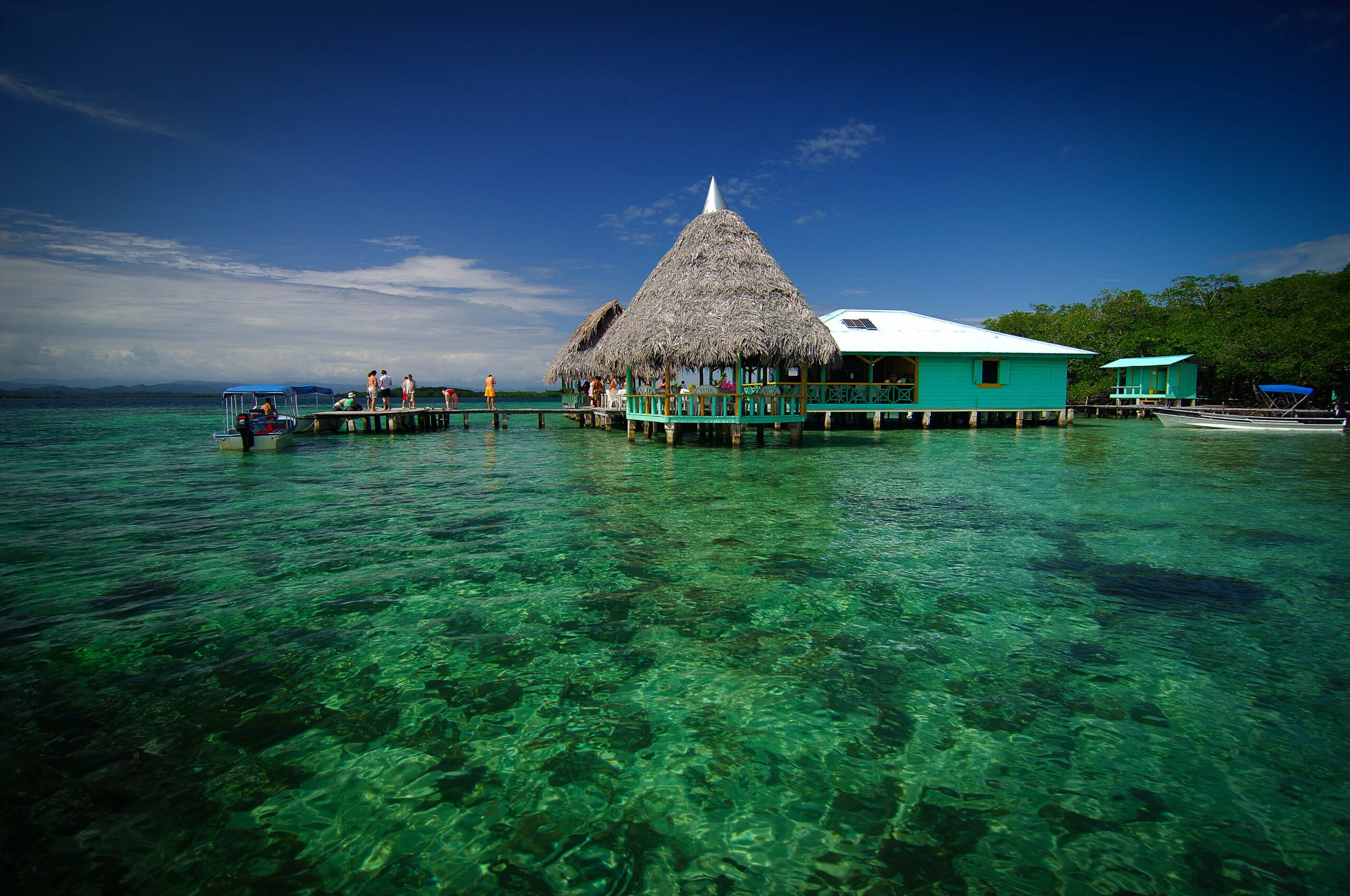 Panama - Bocas del Toro - Restaurant sur piloti dans la baie