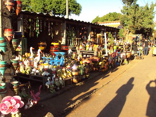 Marché artisanal en plein air avec poteries et figurines colorées exposées près d'Asunción, Paraguay