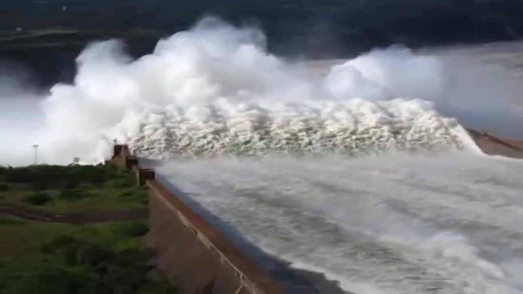 Barrage d'Itaipú sur le fleuve Paraná, frontière entre Paraguay et Brésil