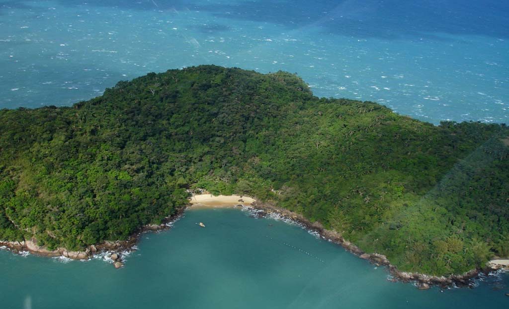 Côte tropicale de Paraty avec plage sauvage et végétation dense de la forêt atlantique