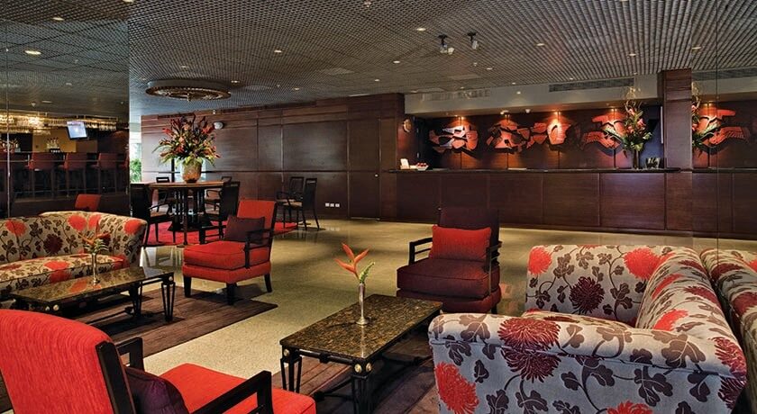 Hall d'hôtel à Lima, Pérou, avec fauteuils rouges et canapés à motifs floraux