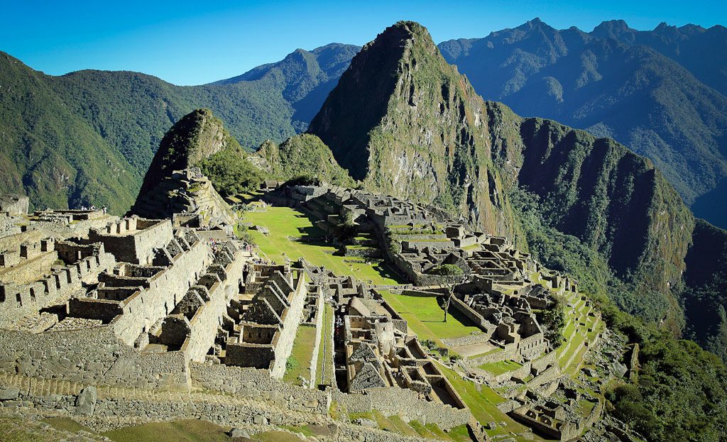 Ruines incas du Machu Picchu entourées de sommets verdoyants près de Cusco, Pérou