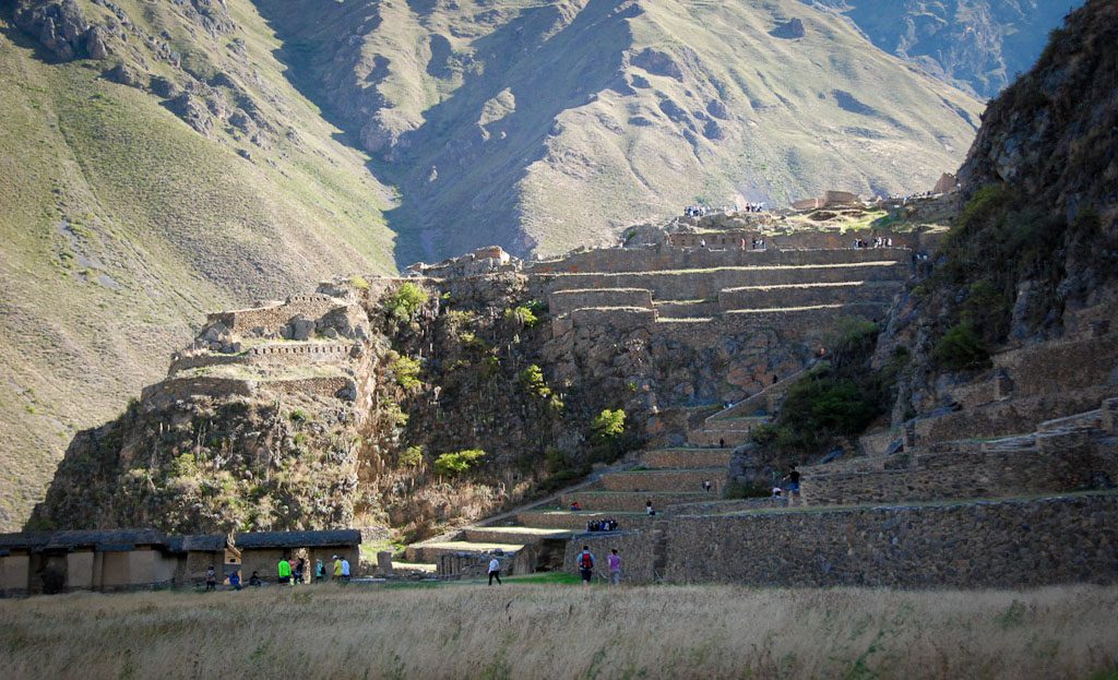 Terrasses agricoles en pierre de la forteresse inca d'Ollantaytambo, vallée sacrée du Pérou