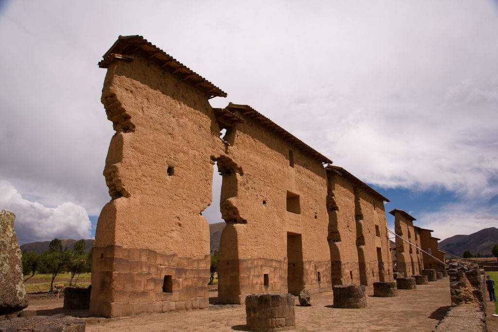 Mur haut en adobe et pierre du temple de Raqchi, site inca près de Cusco, Pérou