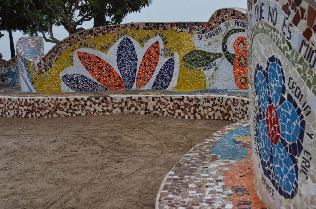 Banc en mosaïque colorée avec inscriptions d'amour au Parc de l'Amour, Lima, Pérou