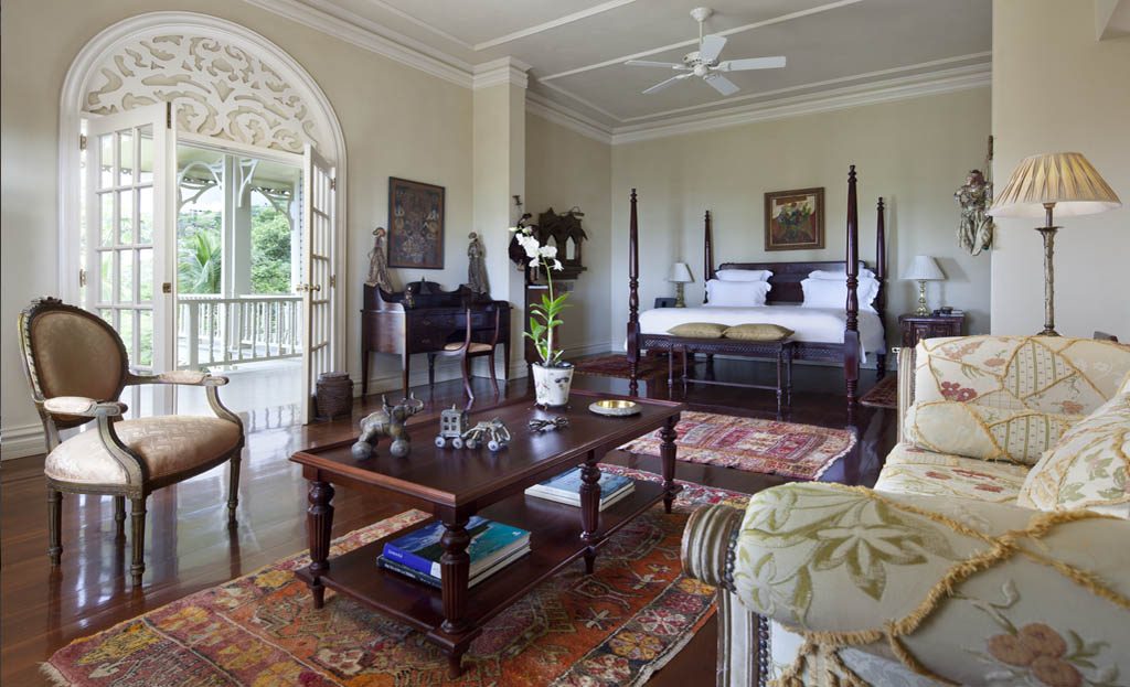 Chambre à coucher meublée avec lit à baldaquin, canapé et balcon donnant sur la végétation, Las Terrenas