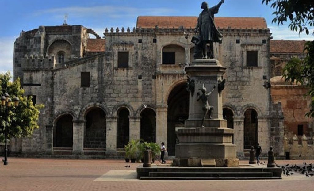Statue de Christophe Colomb devant la cathédrale de Saint-Domingue, zone coloniale, République Dominicaine