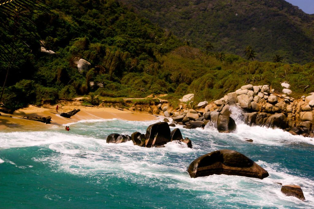 Plage rocheuse et mer turquoise dans le Parc de Tayrona, côte caribéenne colombienne