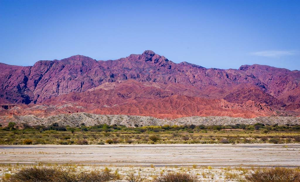 Vallées arides et montagnes colorées du Nord-Ouest argentin près de Salta