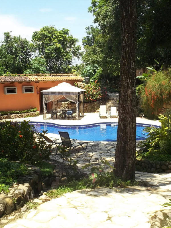 Piscine et jardin tropical d'un hôtel près de Suchitoto, au Salvador