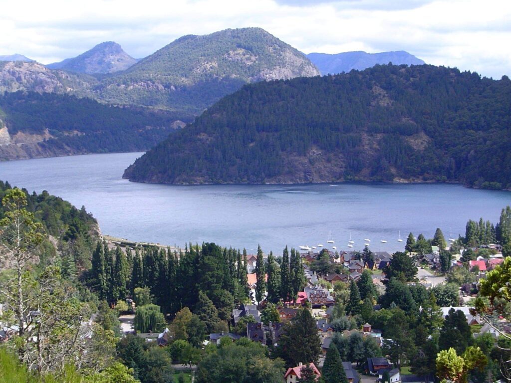 Vue en surplomb d'un village au bord d'un lac andin entouré de montagnes près de Bariloche
