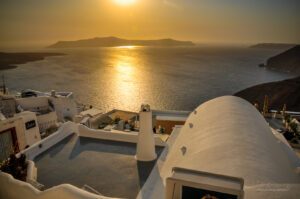 Coucher de soleil sur la mer Égée depuis Santorin en Grèce