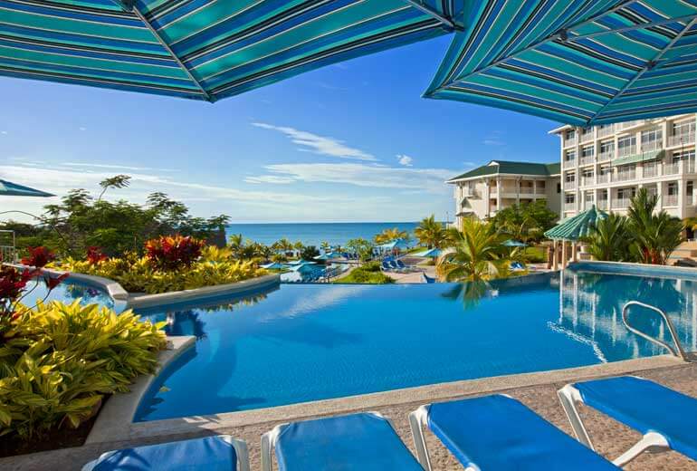 Piscine à débordement d'un hôtel avec vue sur l'océan Pacifique, Panama
