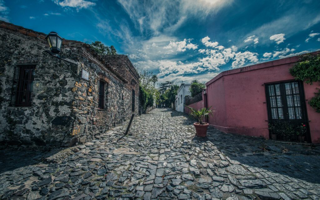 Rues pavées et façades coloniales colorées dans le quartier historique de Colonia del Sacramento, Uruguay