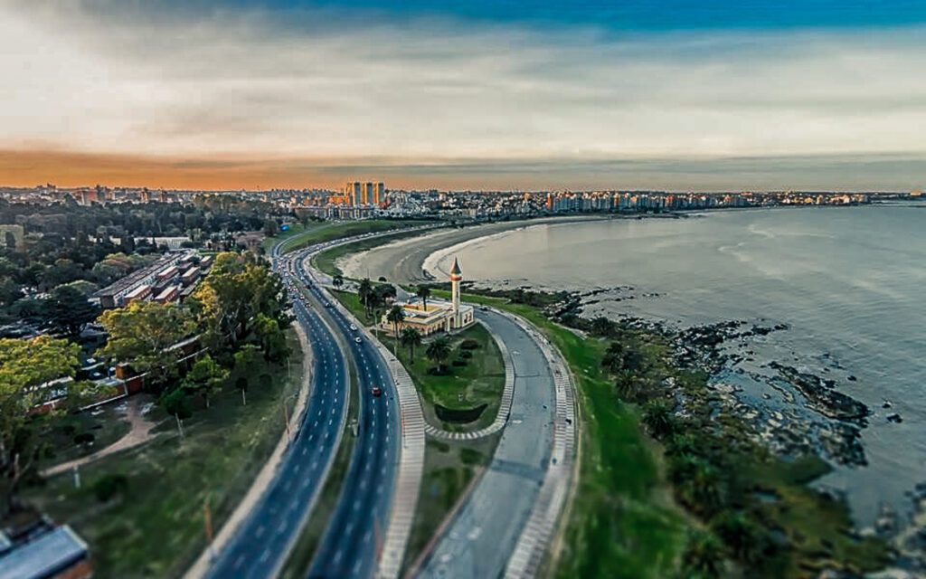Vue aérienne de la Rambla de Montevideo bordant la baie, avec mosquée et gratte-ciel à l'horizon, Uruguay