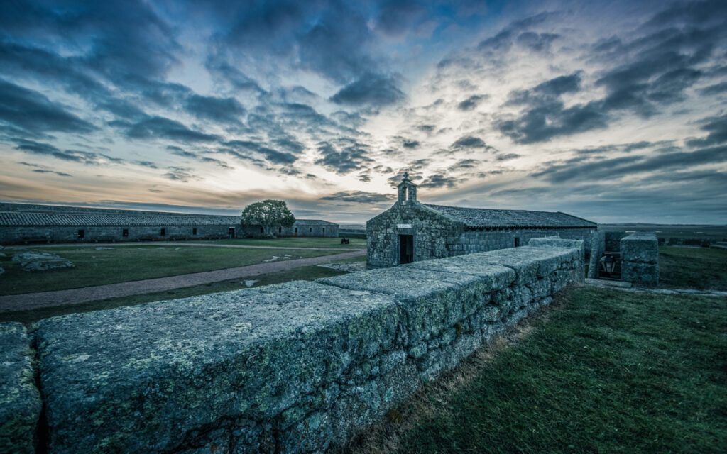 Chapelle et remparts en pierre de la forteresse de Santa Teresa près de Punta del Diablo, Uruguay