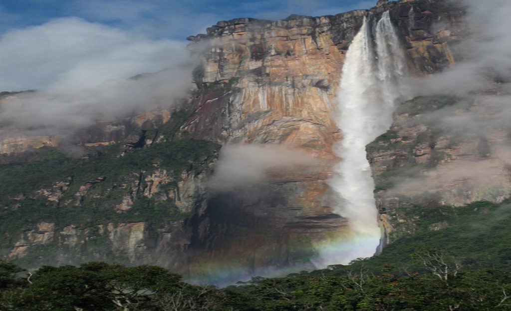Vue du Salto Angel se déversant depuis un tepui avec arc-en-ciel, Parc National de Canaima, Venezuela
