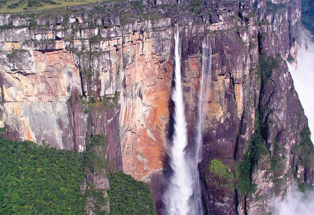 Vue rapprochée du Salto Angel dévalant la falaise du tepui, parc national de Canaima, Venezuela