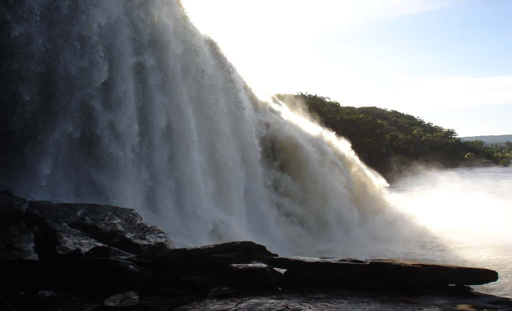 Chute d'eau du Salto Sapo vue depuis la lagune de Canaima, Venezuela