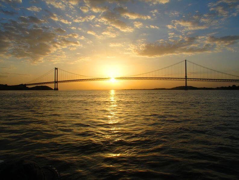 Coucher de soleil sur le pont suspendu Angostura enjambant le fleuve Orénoque à Ciudad Bolivar, Venezuela