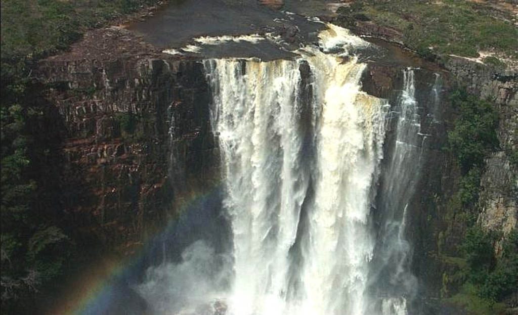 Chute d'eau puissante se déversant depuis un plateau rocheux, Grande Savane, Venezuela
