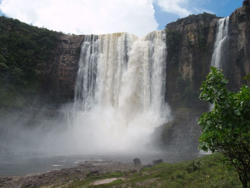 Chutes Chinak Meru dans la Grande Savane, cascade encaissée entourée de végétation tropicale vénézuélienne