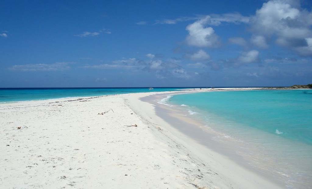 Plage de sable blanc et eaux turquoise de l'archipel de Los Roques, Venezuela