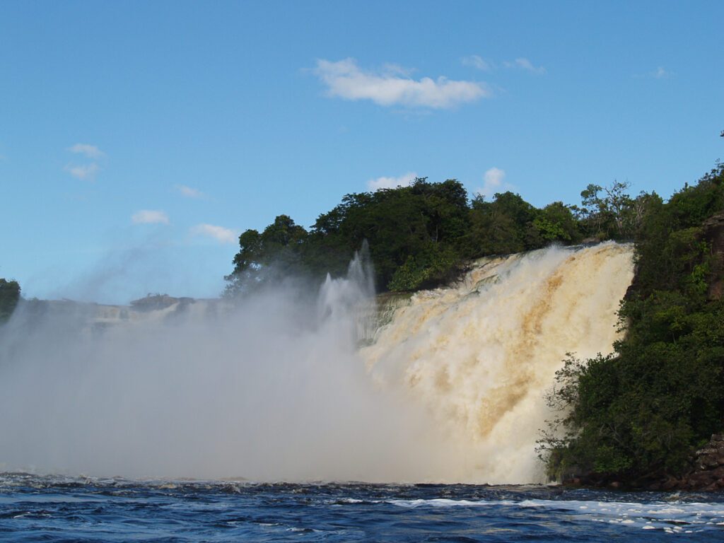 Chute d'eau puissante à Canaima, Venezuela, avec embruns et falaise boisée environnante