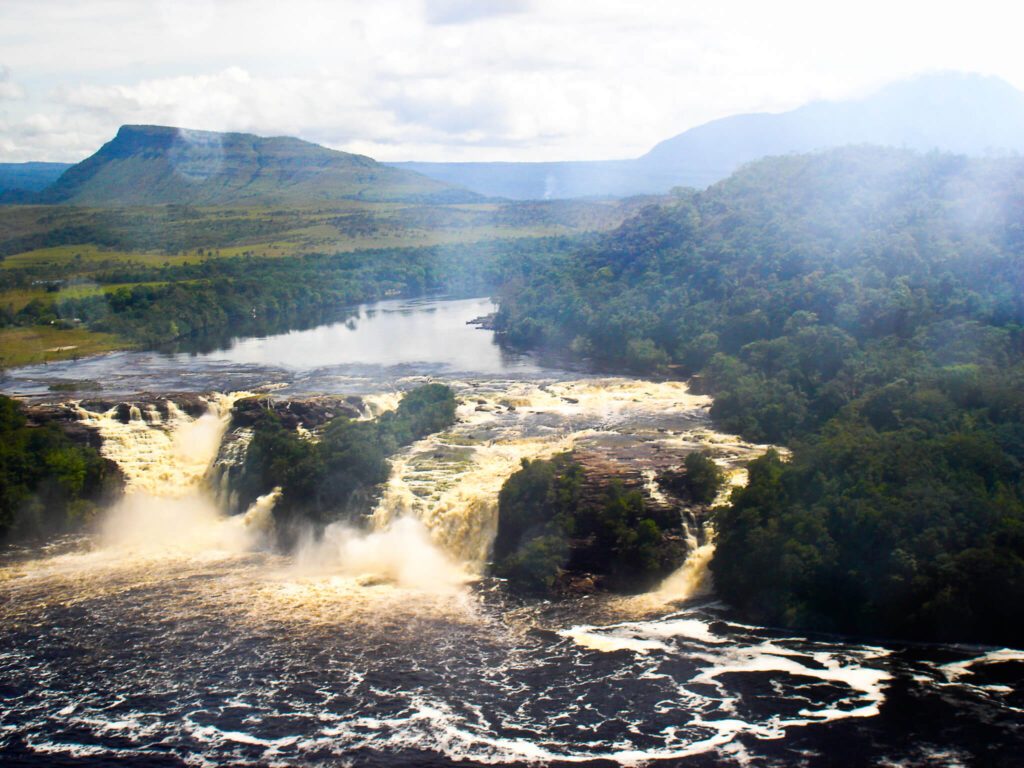 Vue aérienne des chutes d'eau du parc national de Canaima entourées de jungle, Venezuela