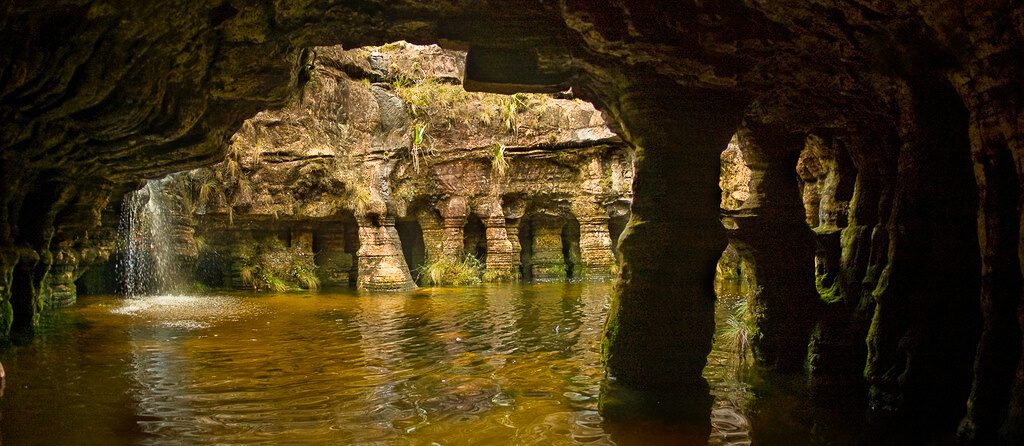 Grotte rocheuse avec petite cascade et bassin d'eau, formations naturelles au Venezuela