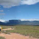 Randonneurs avec sacs à dos marchant vers les tepuys Roraima et Kukenan, Venezuela