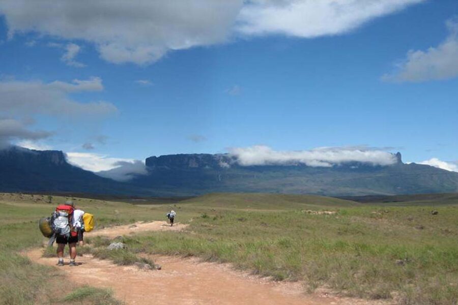 Randonneurs avec sacs à dos marchant vers les tepuys Roraima et Kukenan, Venezuela