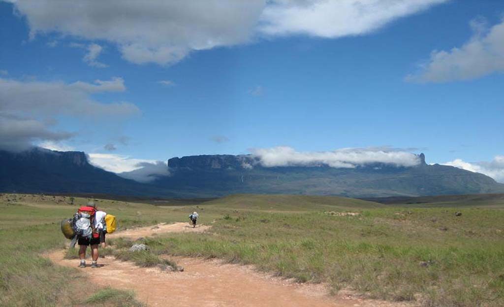 Randonneurs avec sacs à dos marchant vers les tepuys Roraima et Kukenan, Venezuela