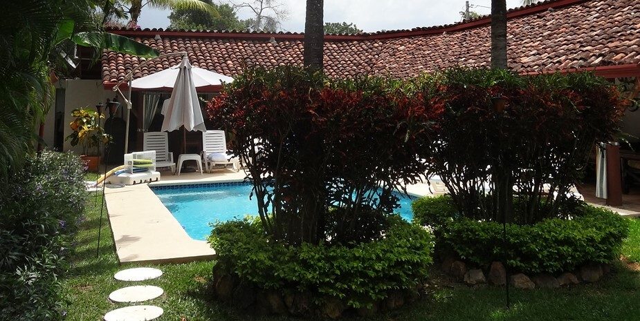 Piscine et jardin tropical d'un hébergement à toit de tuiles, Santa Clara, Panama