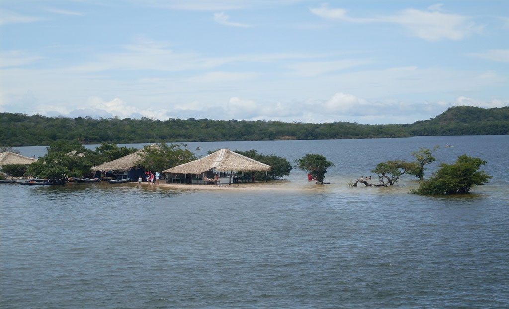 Cabanes de paille sur une plage bordant le fleuve Tapajós près d'Alter do Chão, Amazonie brésilienne