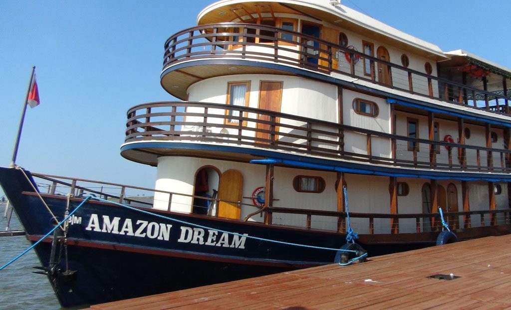 Bateau de croisière "Amazon Dream" amarré au ponton en bois, Amazonie, Brésil