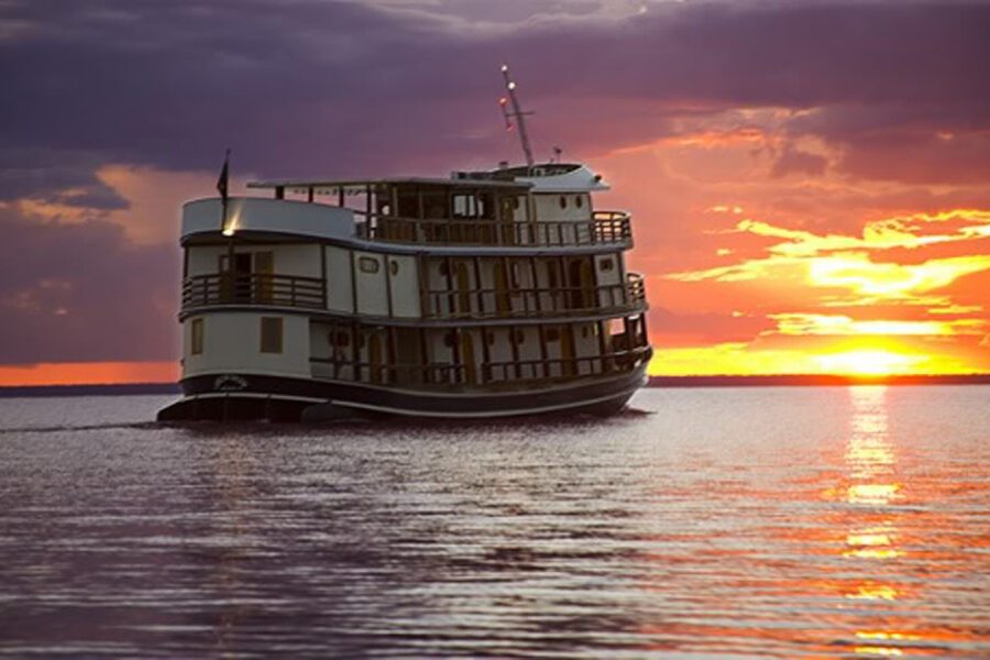 Bateau de croisière à trois ponts naviguant au coucher du soleil, Amazonie brésilienne