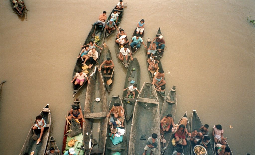 Vue aérienne de pirogues en bois rassemblées sur une rivière boueuse en Amazonie brésilienne
