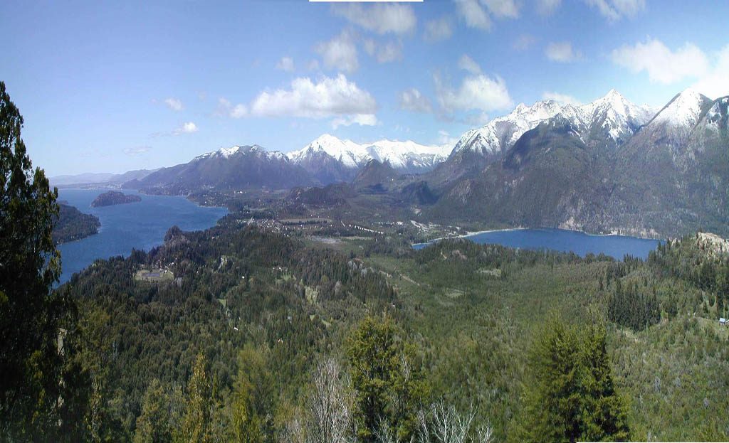 Vue sur le lac Nahuel Huapi et les montagnes andines depuis Bariloche