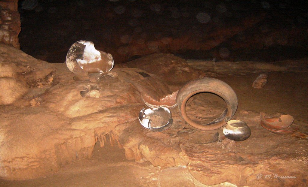 Poteries mayas calcifiées exposées sur la roche dans la grotte Actun Tunichil Muknal, Belize