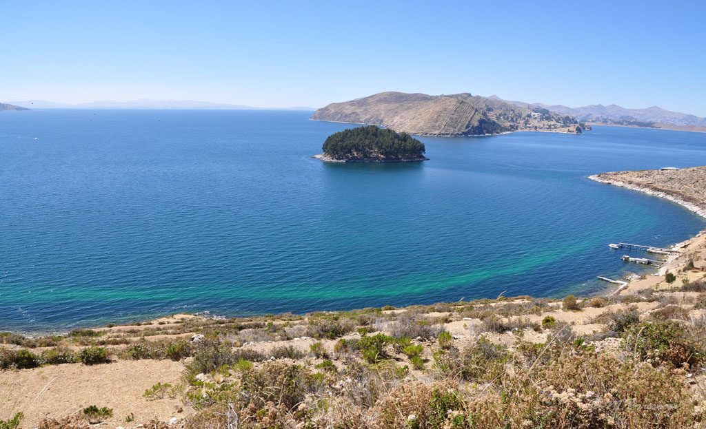 Vue panoramique du lac Titicaca avec petite île boisée près de Copacabana, Bolivie