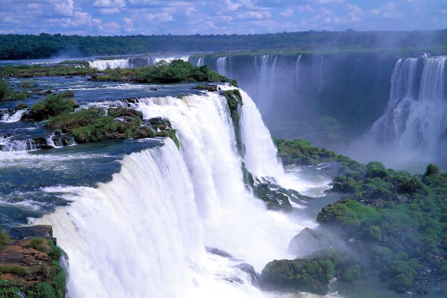 Chutes d'Iguazu au Brésil, cascades massives entourées de végétation tropicale et de brume