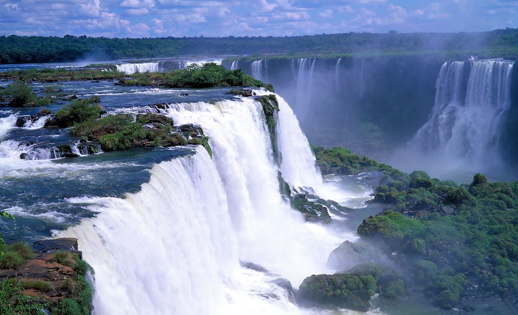 Chutes d'Iguazu au Brésil, cascades massives entourées de végétation tropicale et de brume