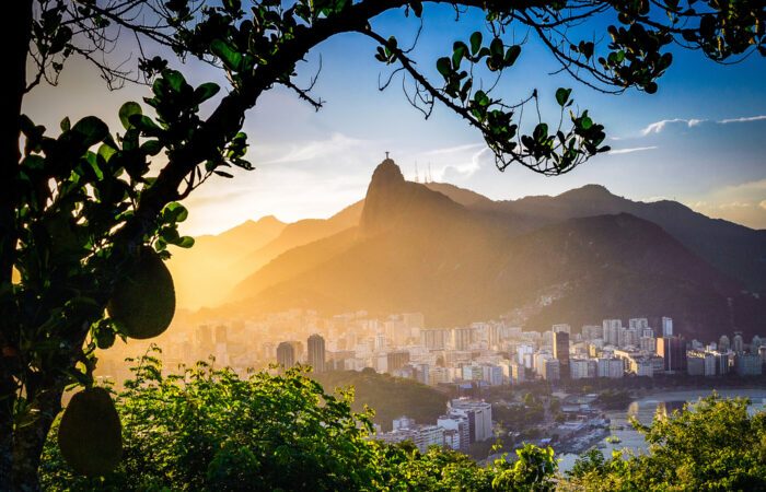 Vue sur Rio de Janeiro au coucher du soleil, silhouette du Corcovado et immeubles côtiers