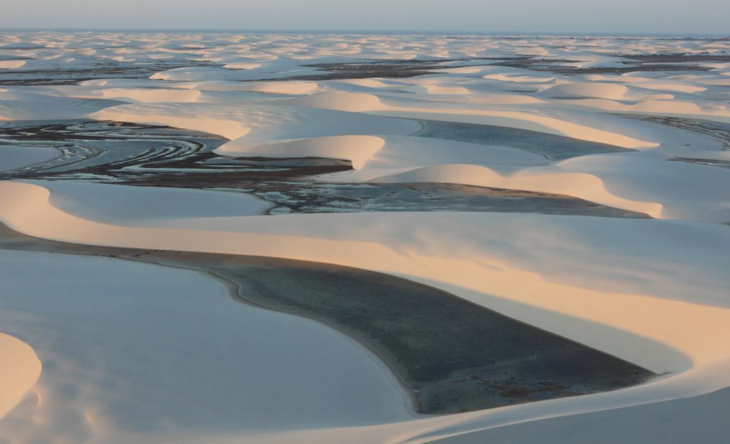 Vue aérienne de dunes de sable blanc et lagunes aux eaux sombres, Lençóis Maranhenses, Brésil