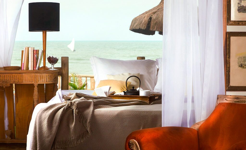 Chambre avec lit face à l'océan, rideaux blancs et théière, Pontal do Maceio, Brésil