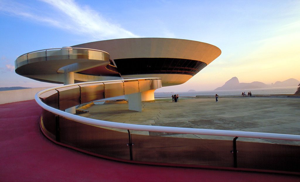 Musée d'art contemporain de Niterói en forme de soucoupe, baie de Rio en arrière-plan