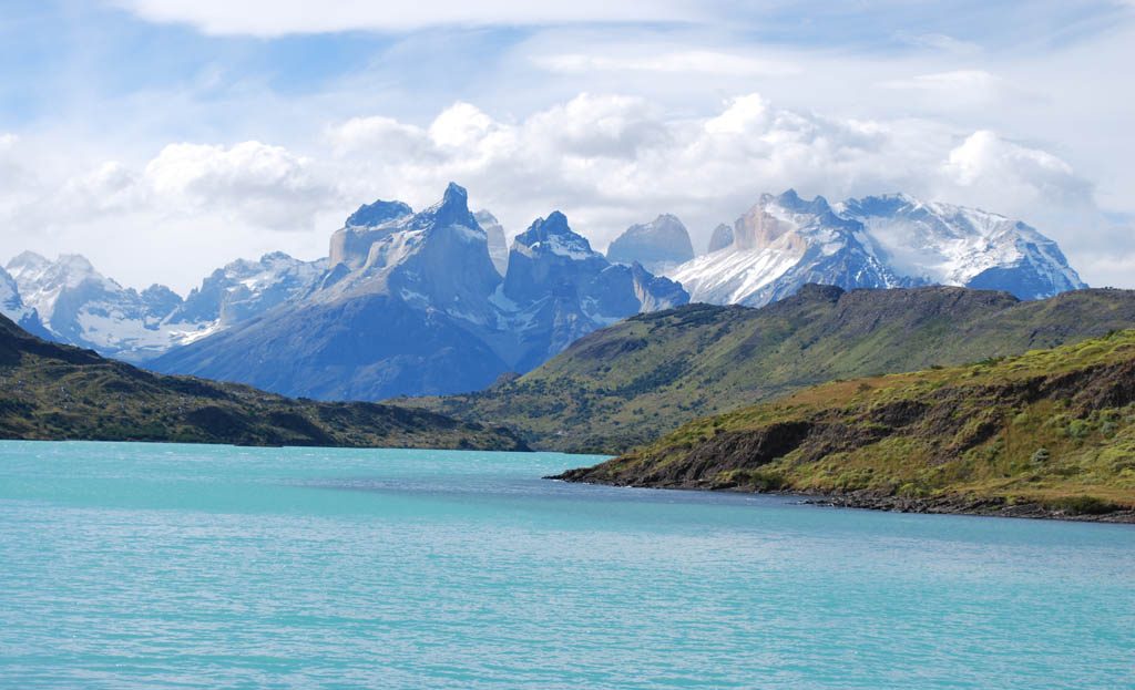 Lac turquoise face aux cornes enneigées de Torres del Paine en Patagonie chilienne, sans randonneurs visibles