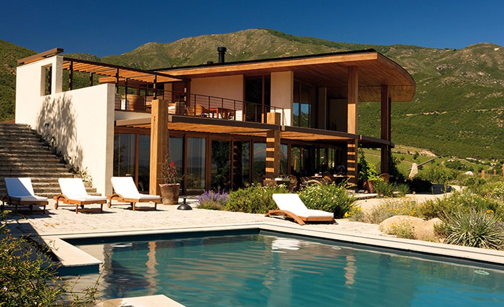 Hôtel design avec piscine et transats face aux montagnes de la vallée de Colchagua au Chili