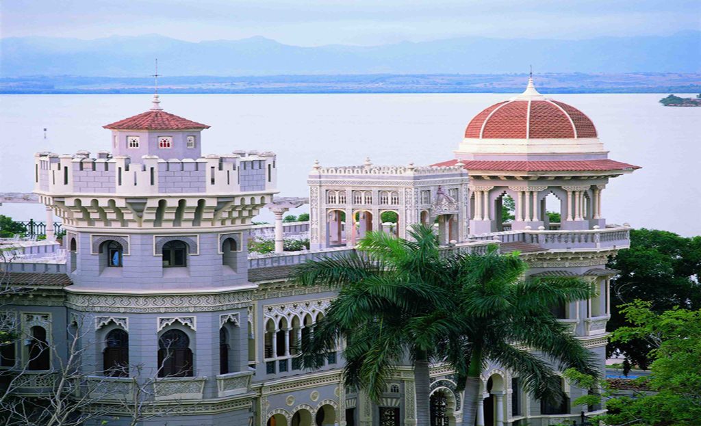 Palais Valle au style mauresque avec dôme rouge surplombant la baie de Cienfuegos, Cuba